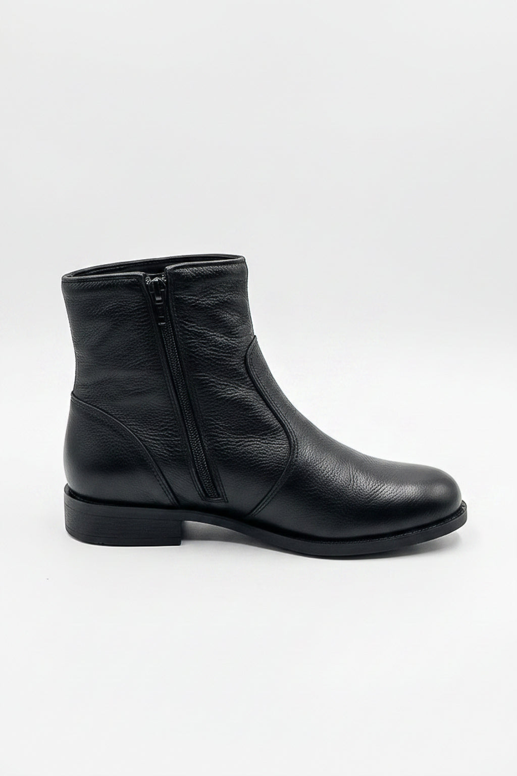 Bota cano curto em couro com zíper  0302