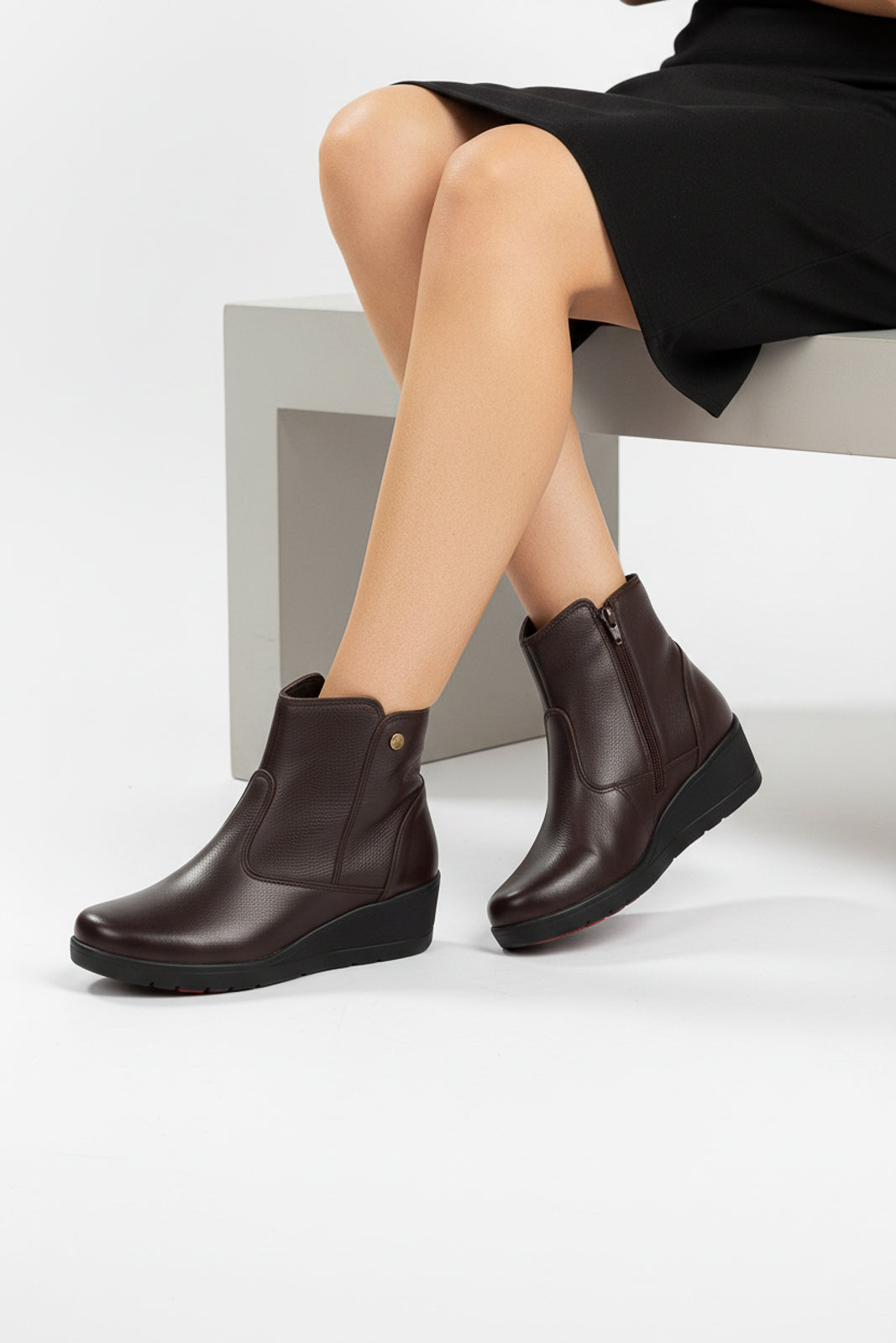 Bota de couro feminina cano curto salto anabela confort 0321