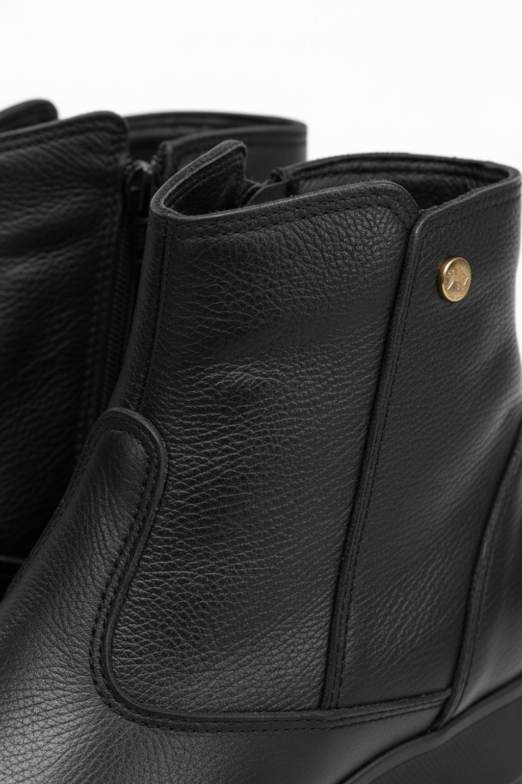 Bota de couro feminina cano curto salto anabela confort 0321