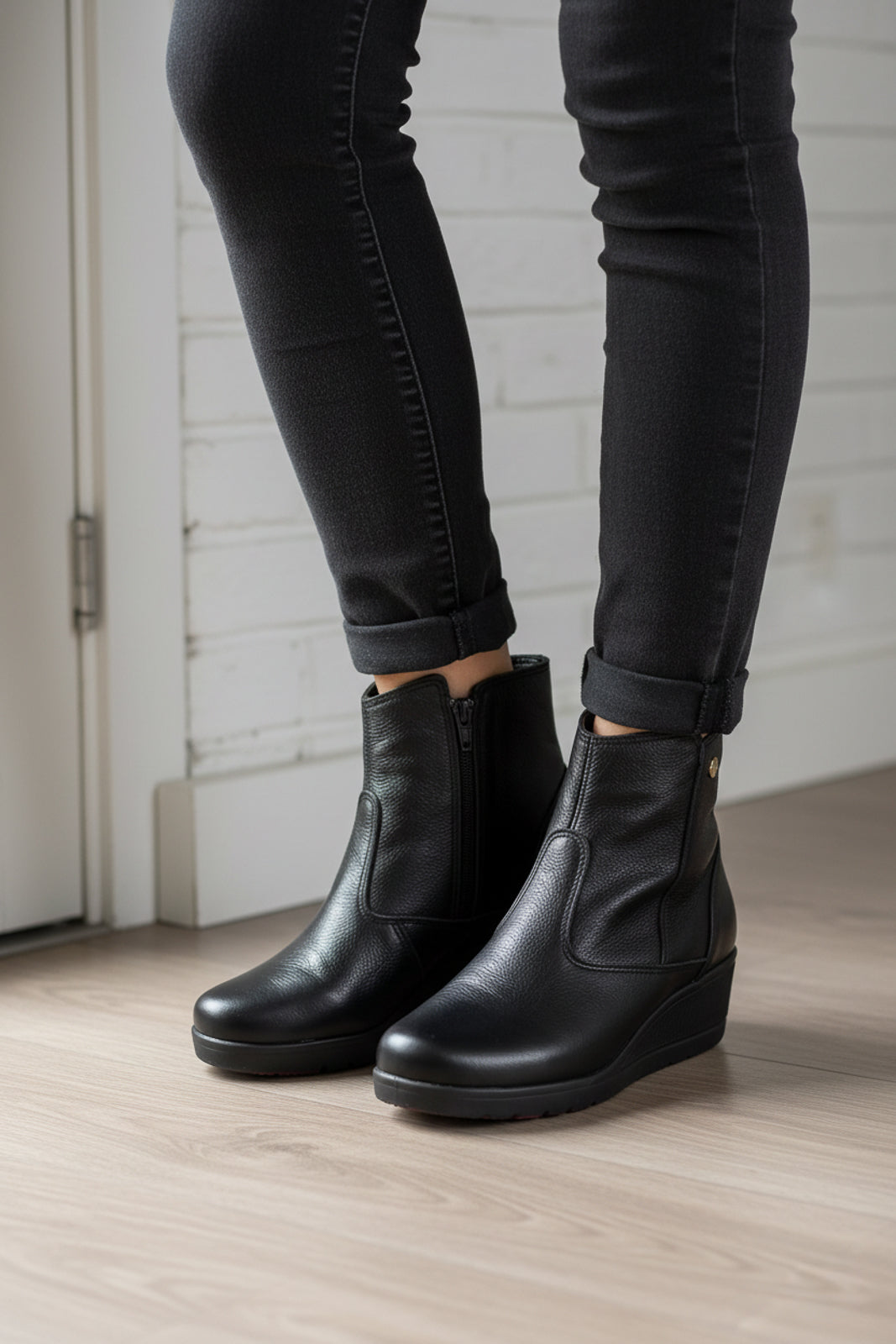 Bota de couro feminina cano curto salto anabela confort 0321