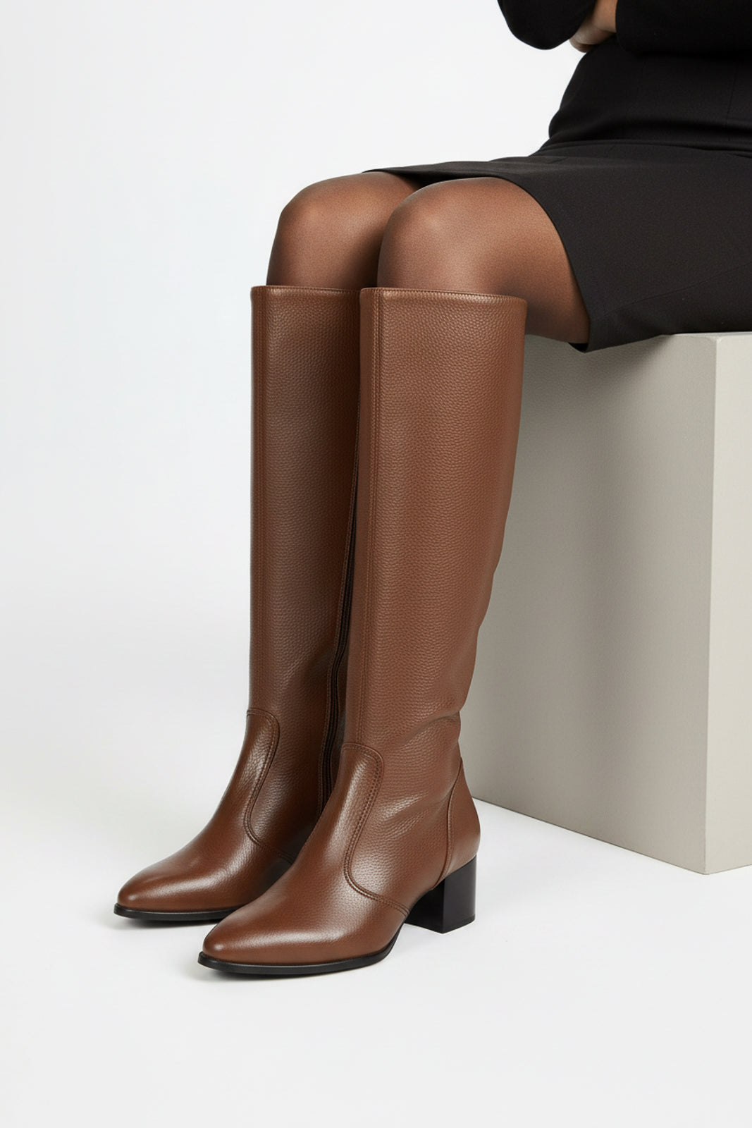 Bota em couro feminina cano longo com salto  025