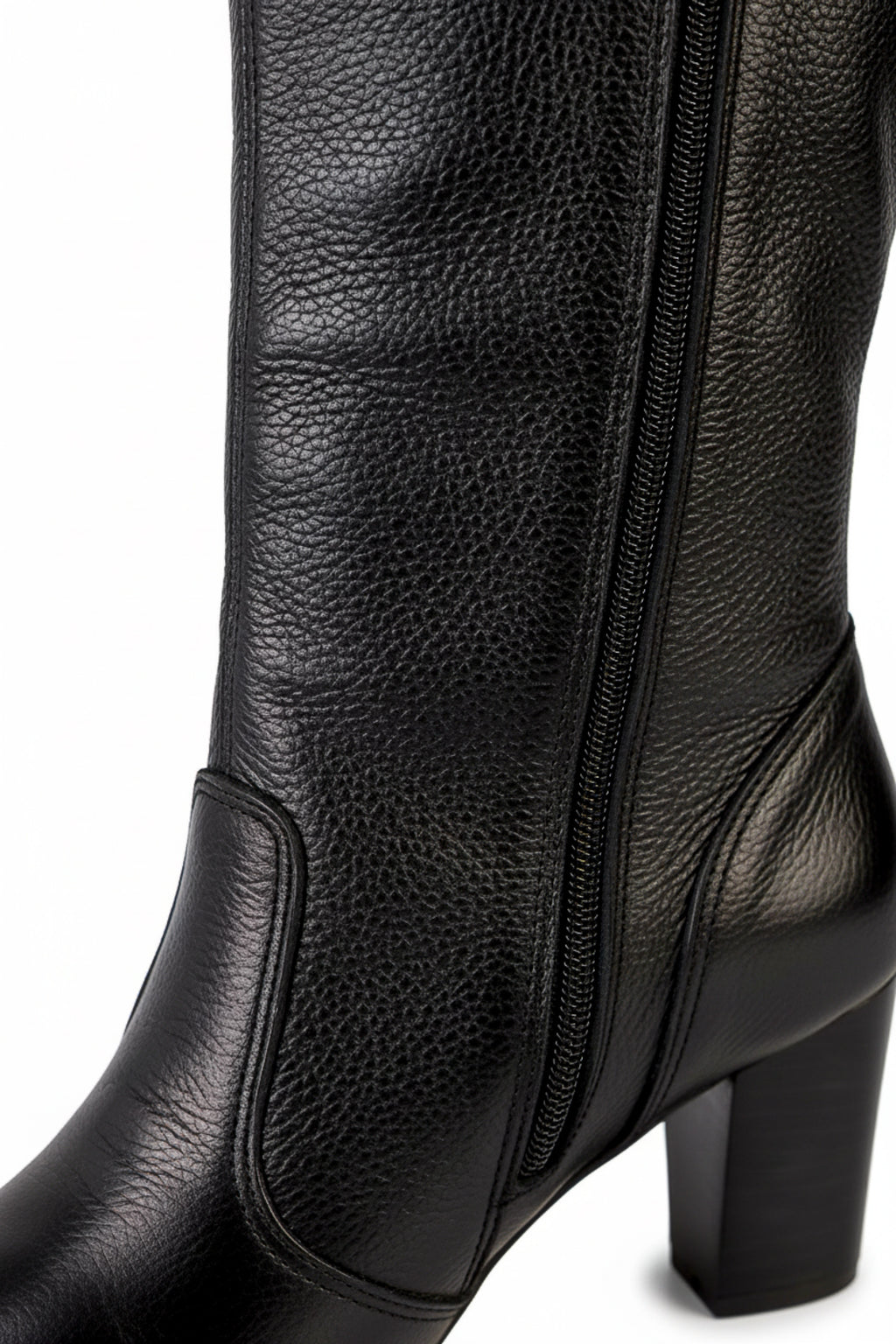 Bota cano longo em couro com salto 6585