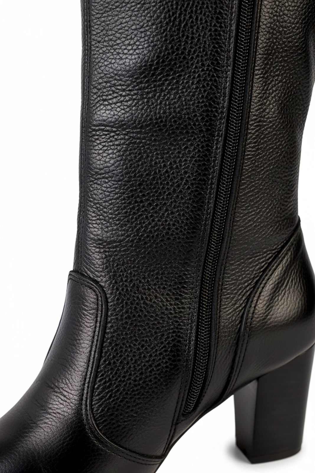 Bota cano longo em couro com salto 6585