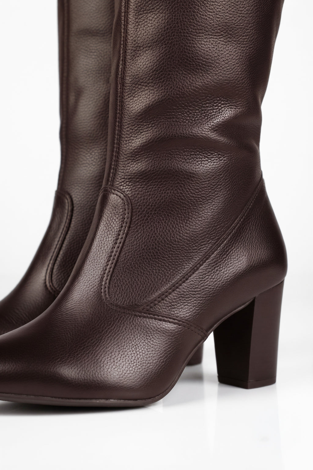 Bota feminina de couro over cano longo com salto 6586