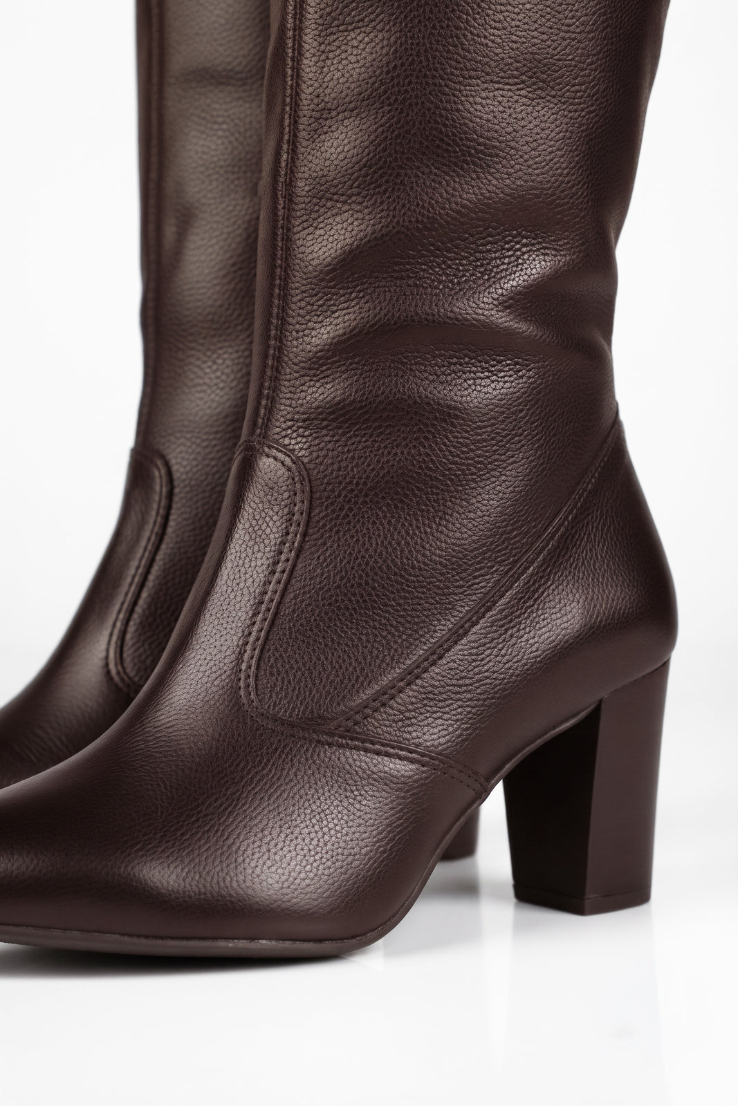 Bota feminina de couro over cano longo com salto 6586