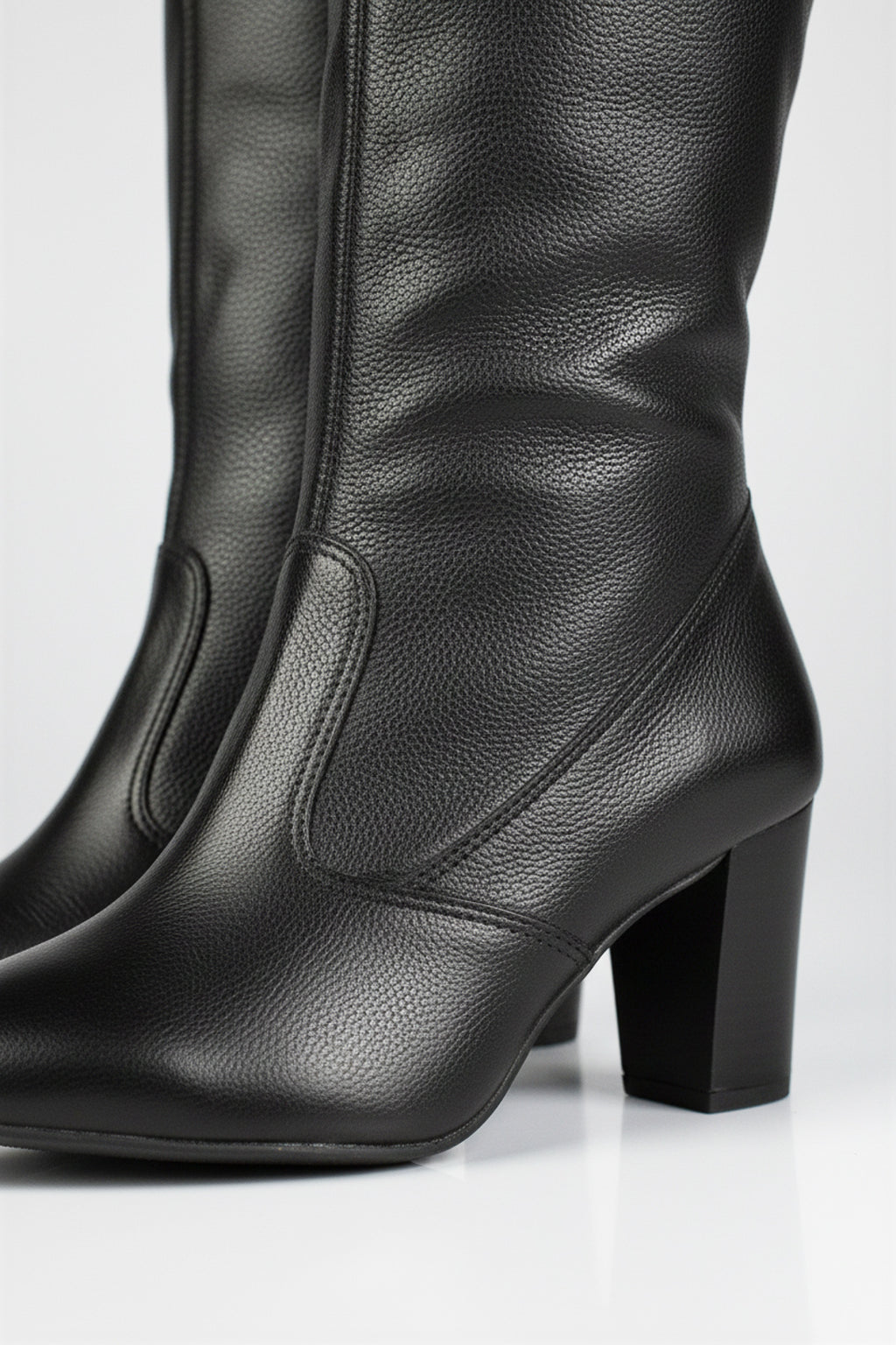 Bota feminina de couro over cano longo com  pelo e salto 6586P