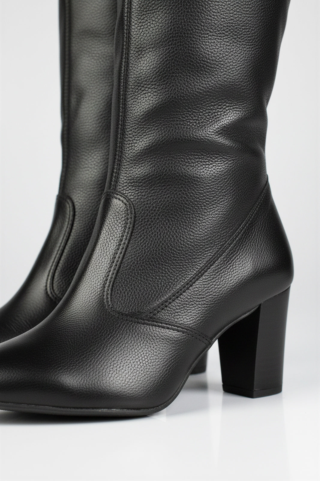 Bota feminina de couro over cano longo com  pelo e salto 6586P