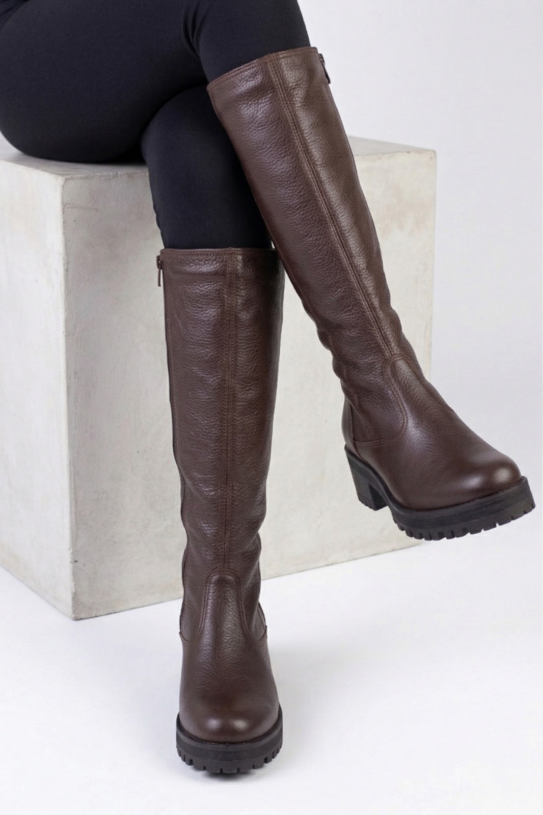 Bota tratorada de couro forrada com pelo 7500