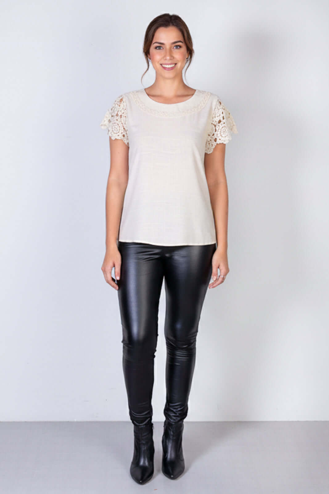 Blusa manga curta feminina detalhe crochê 51607 - Enluaze