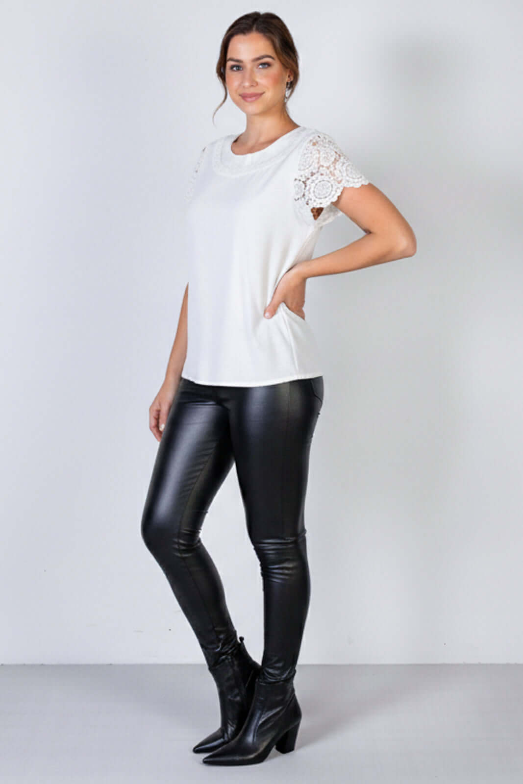 Blusa manga curta feminina detalhe crochê 51607 - Enluaze