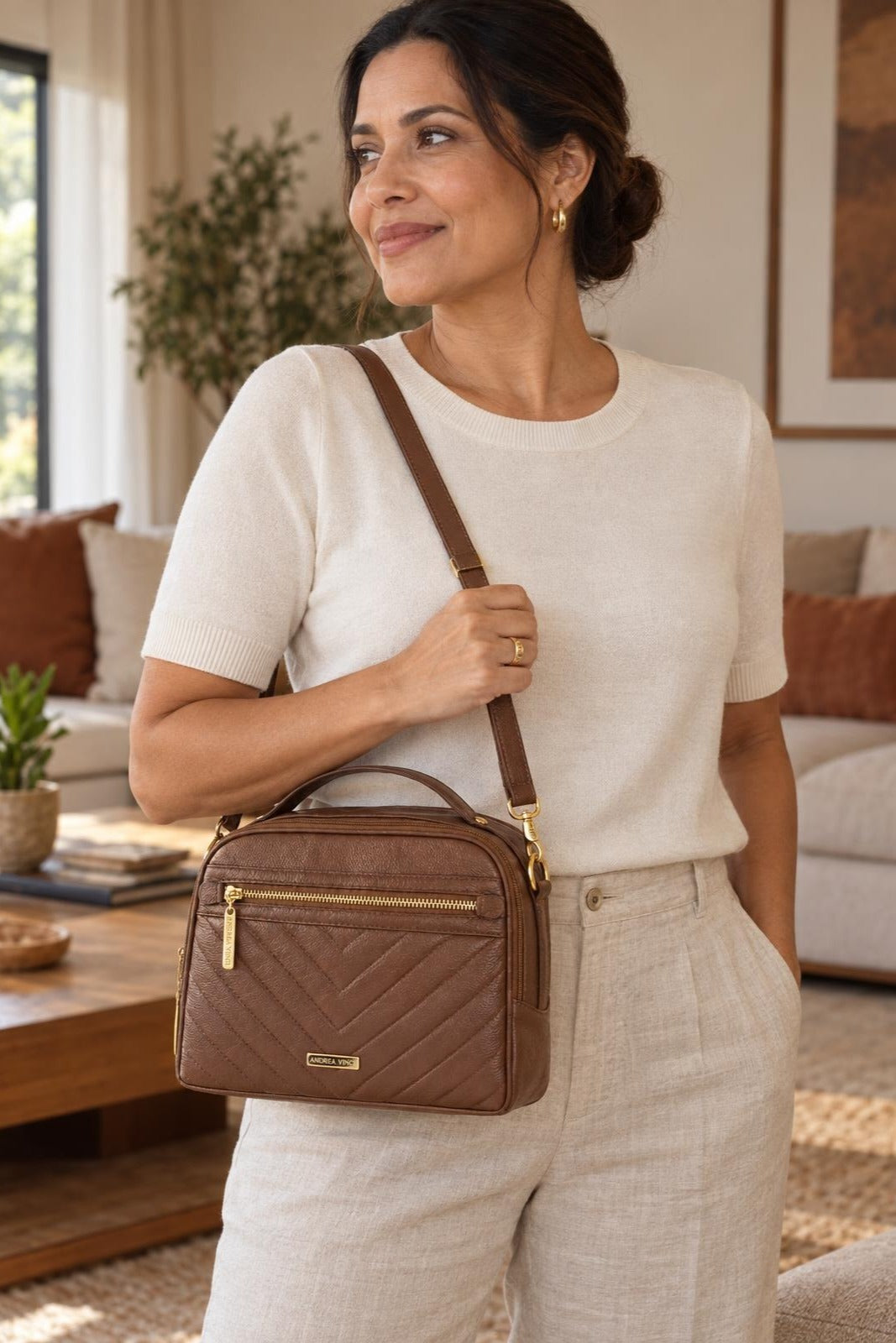 Bolsa baú pequena de couro liso Lara — Descrição · foto 2