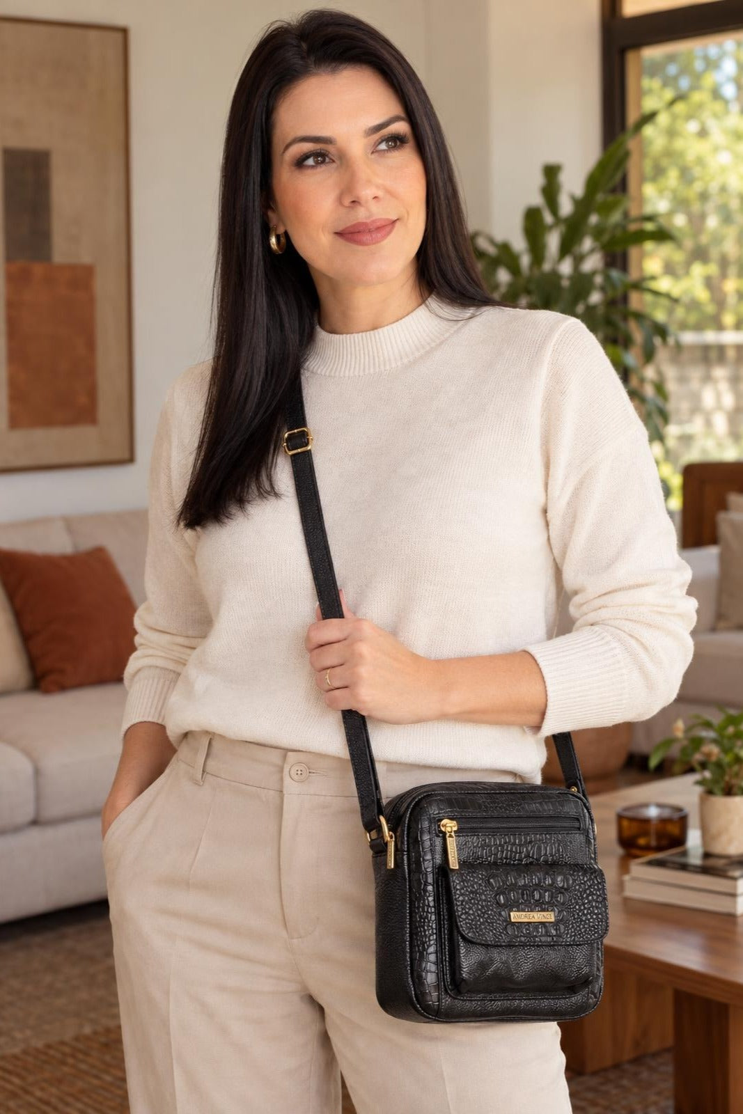 Bolsa transversal pequena de couro croco Clarice — Preto