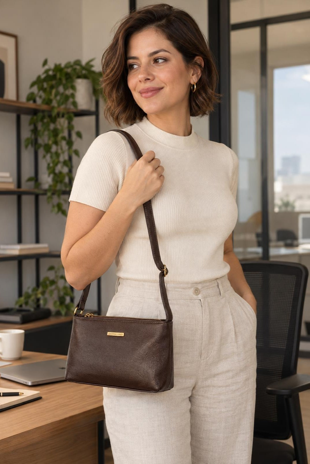 Bolsa pequena transversal de couro liso Iris — Café