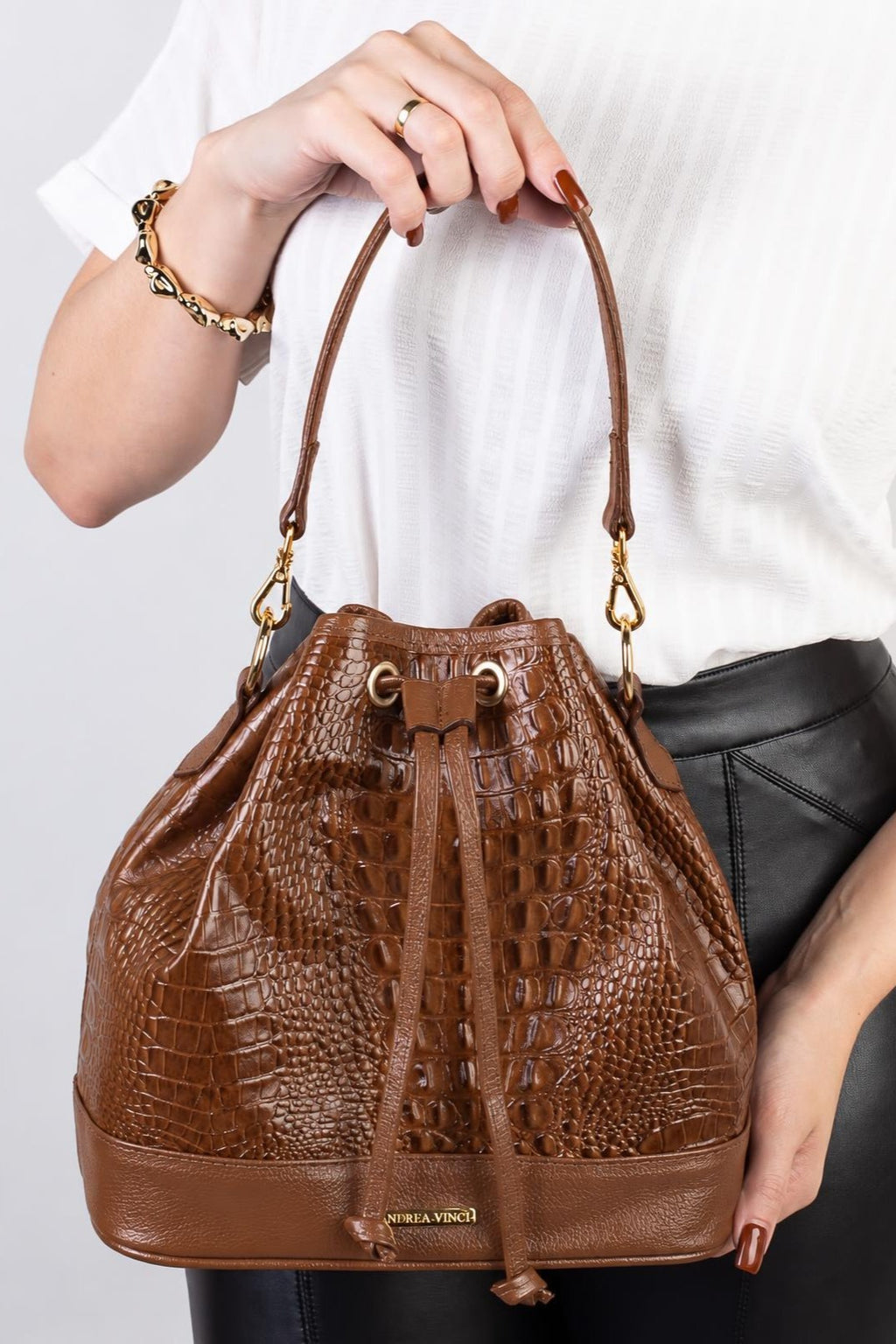 Bolsa saco em couro croco Nadia — Whisky