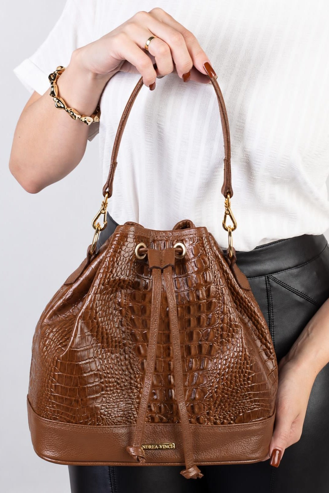 Bolsa saco em couro croco Nadia — Whisky