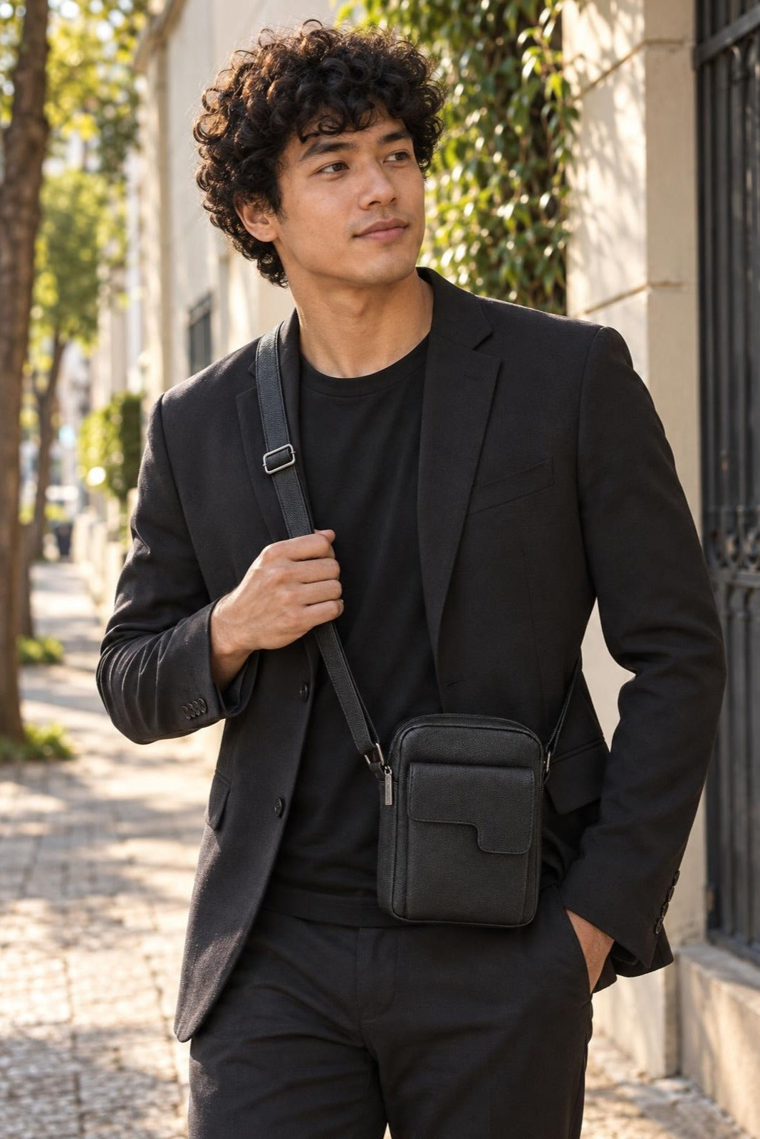 Bolsa shoulder bag masculina em couro Pedro — Preto