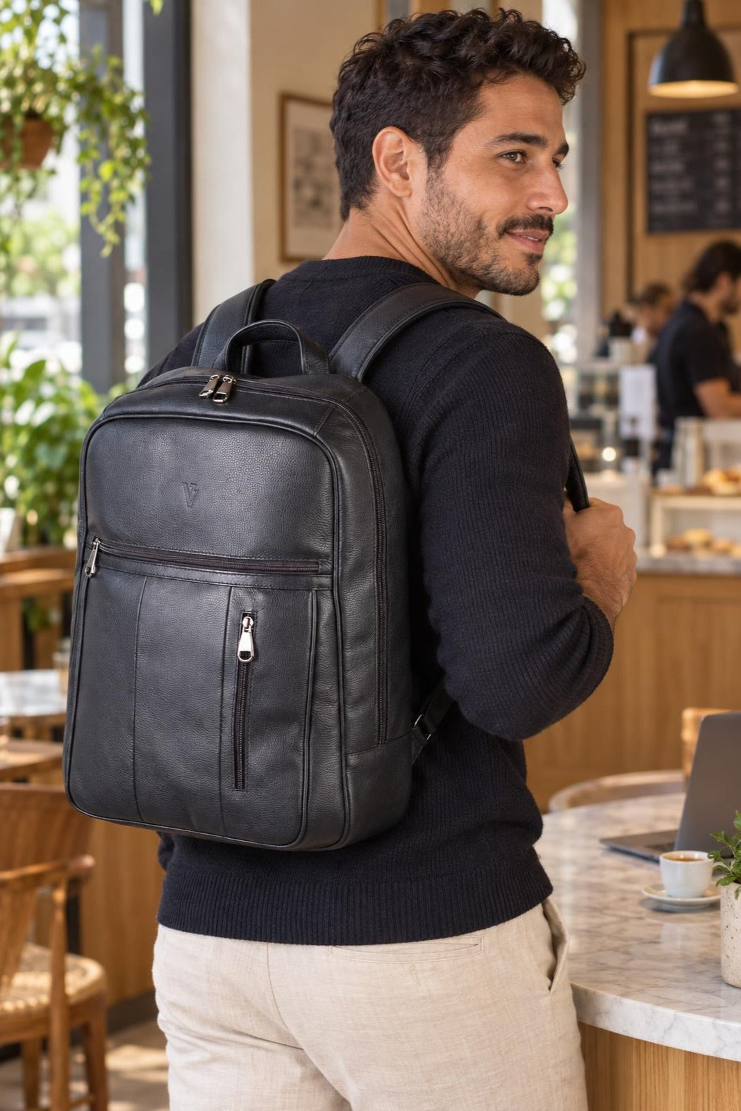 Mochila masculina em couro para notebook Murilo — Preto