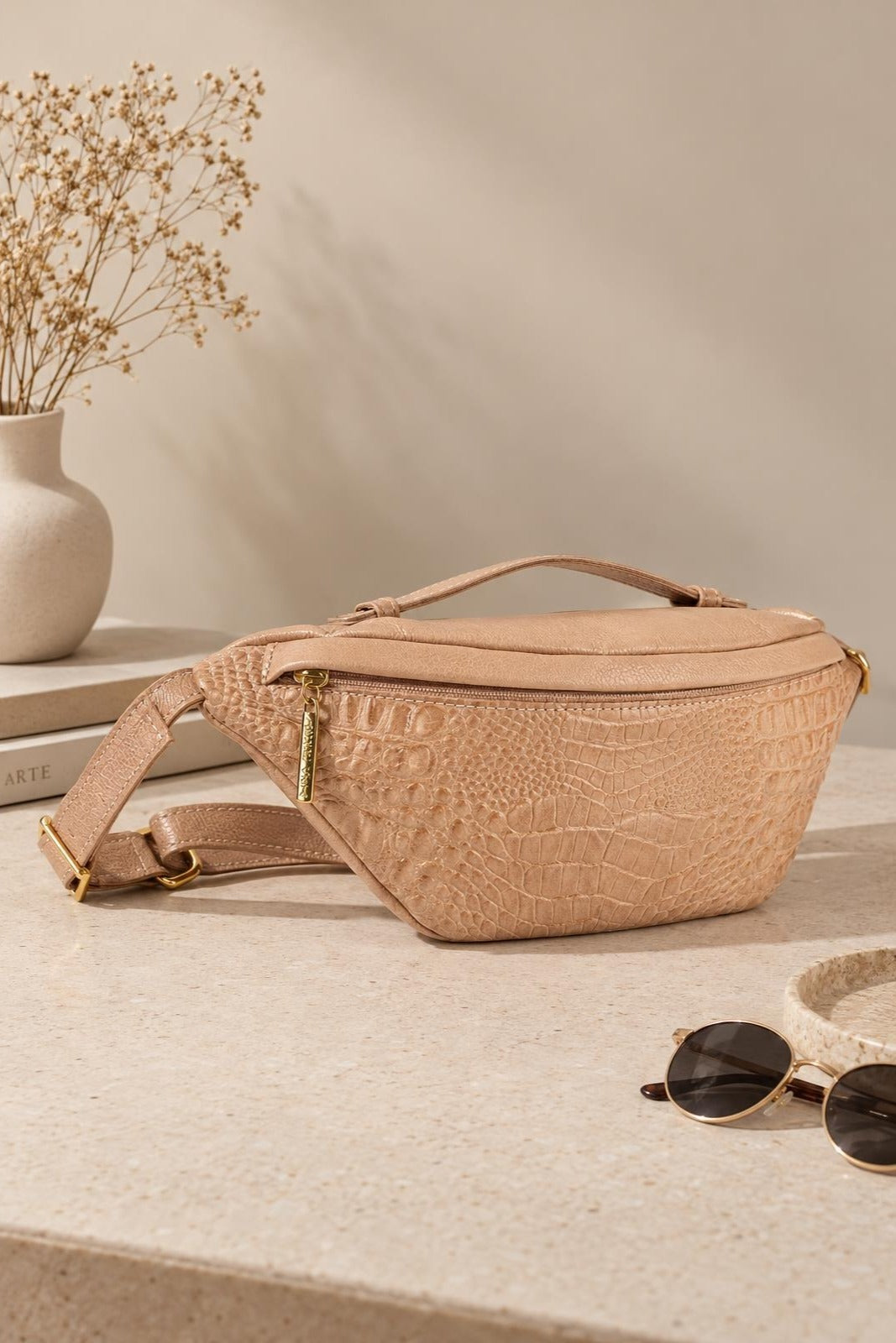 Pochete feminina de couro croco Dália — Descrição · foto 2