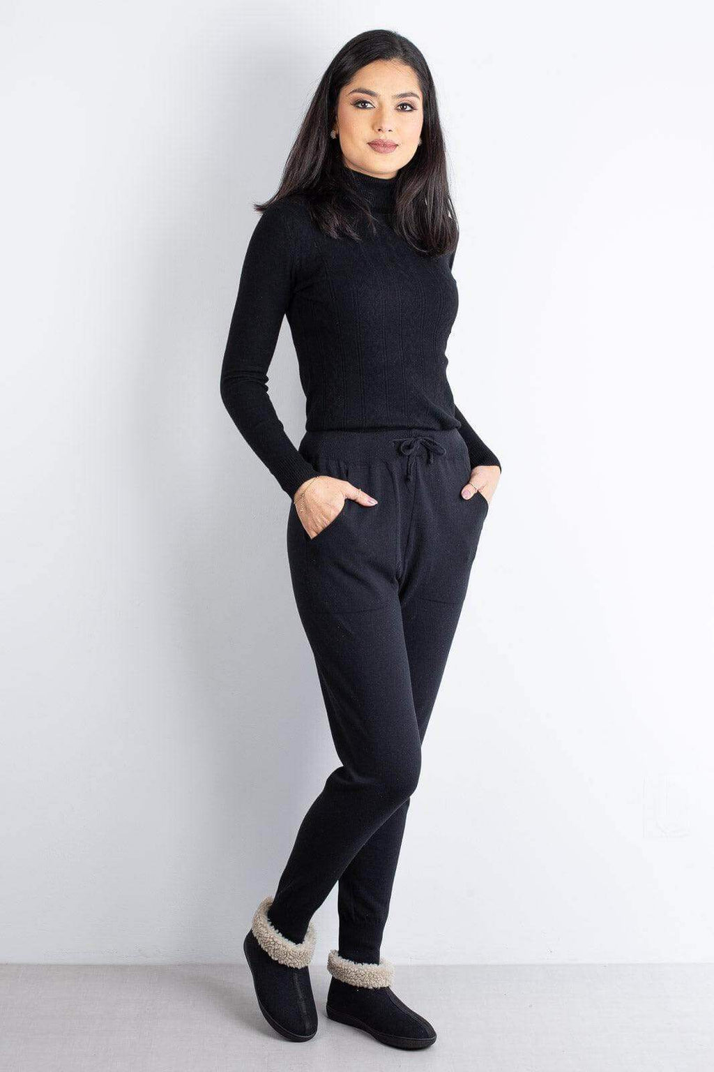 Pantufa unissex forrada em pelo e sola antiderrapante 01 - Enluaze