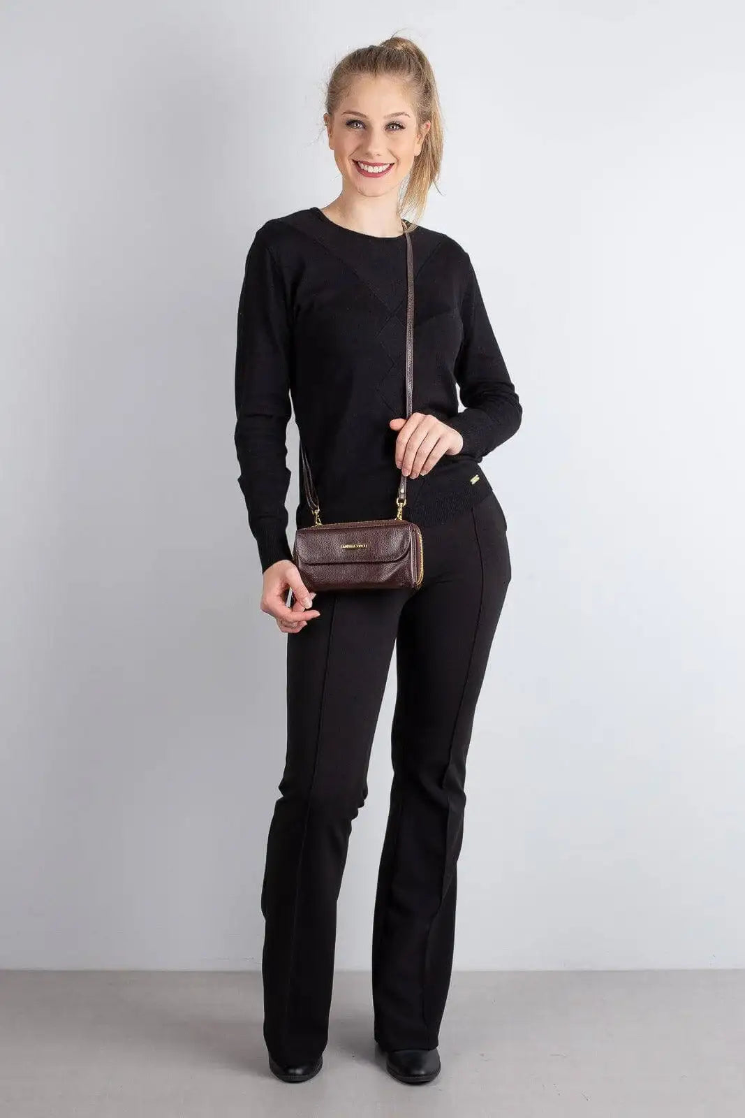 Carteira feminina de couro liso com alça Tania 10,5x19cm - Enluaze