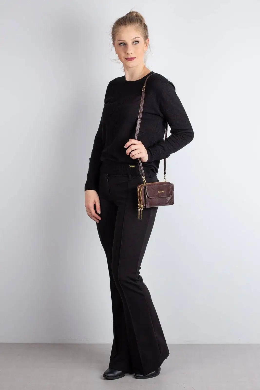 Carteira feminina de couro liso com alça Tania 10,5x19cm - Enluaze