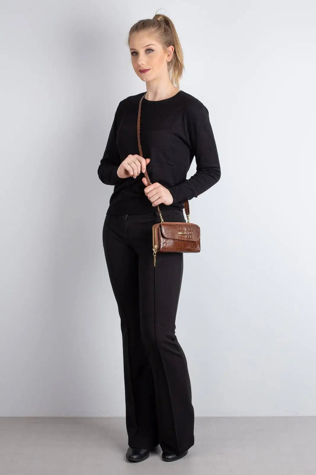 Carteira feminina de couro croco com alça Tania 10,5x19cm - Enluaze