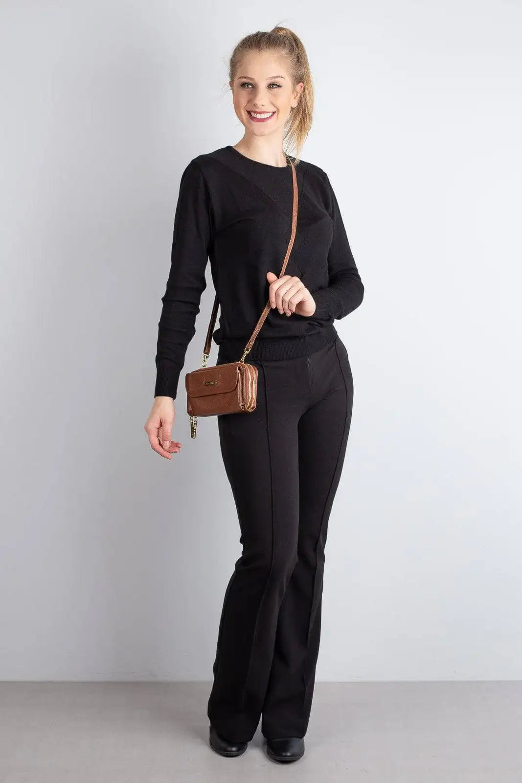 Carteira feminina de couro liso com alça Tania 10,5x19cm - Enluaze