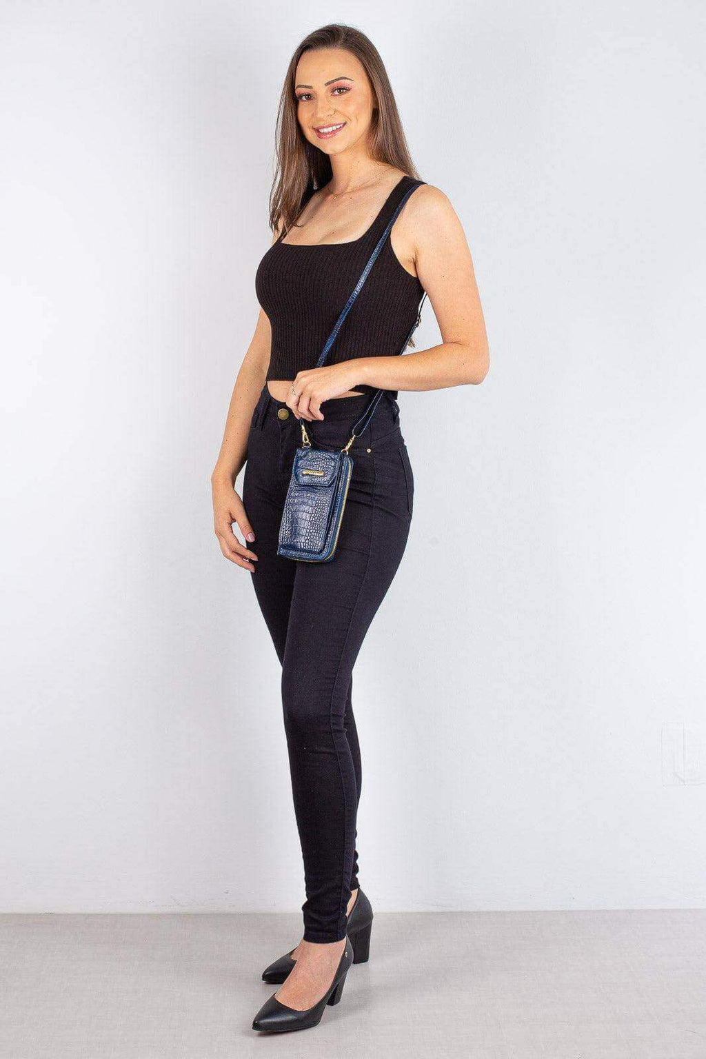 Carteira feminina de couro croco com alça Rafa 19x10,5cm - Enluaze