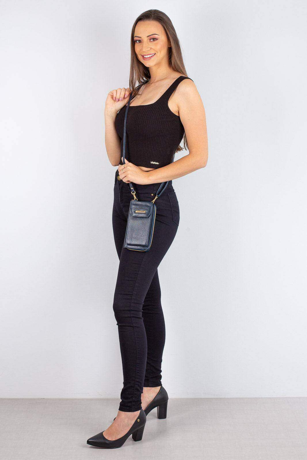 Carteira feminina de couro liso com alça Rafa 19x10,5cm - Enluaze