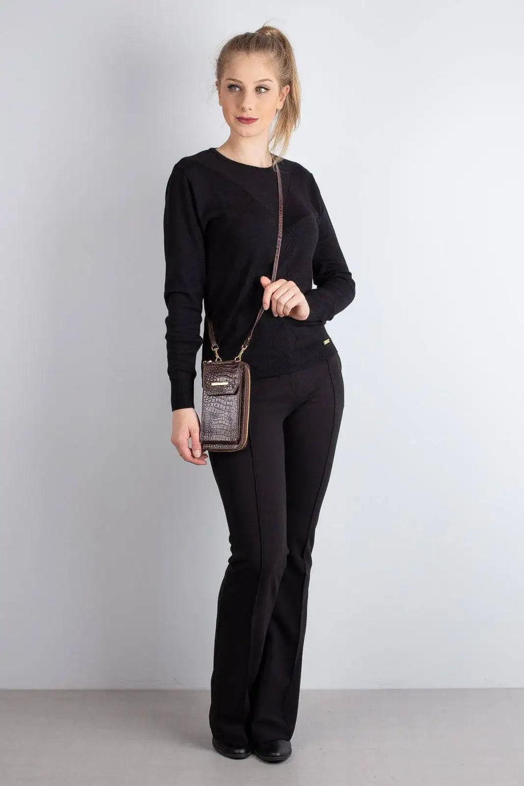 Carteira feminina de couro croco com alça Rafa 19x10,5cm - Enluaze