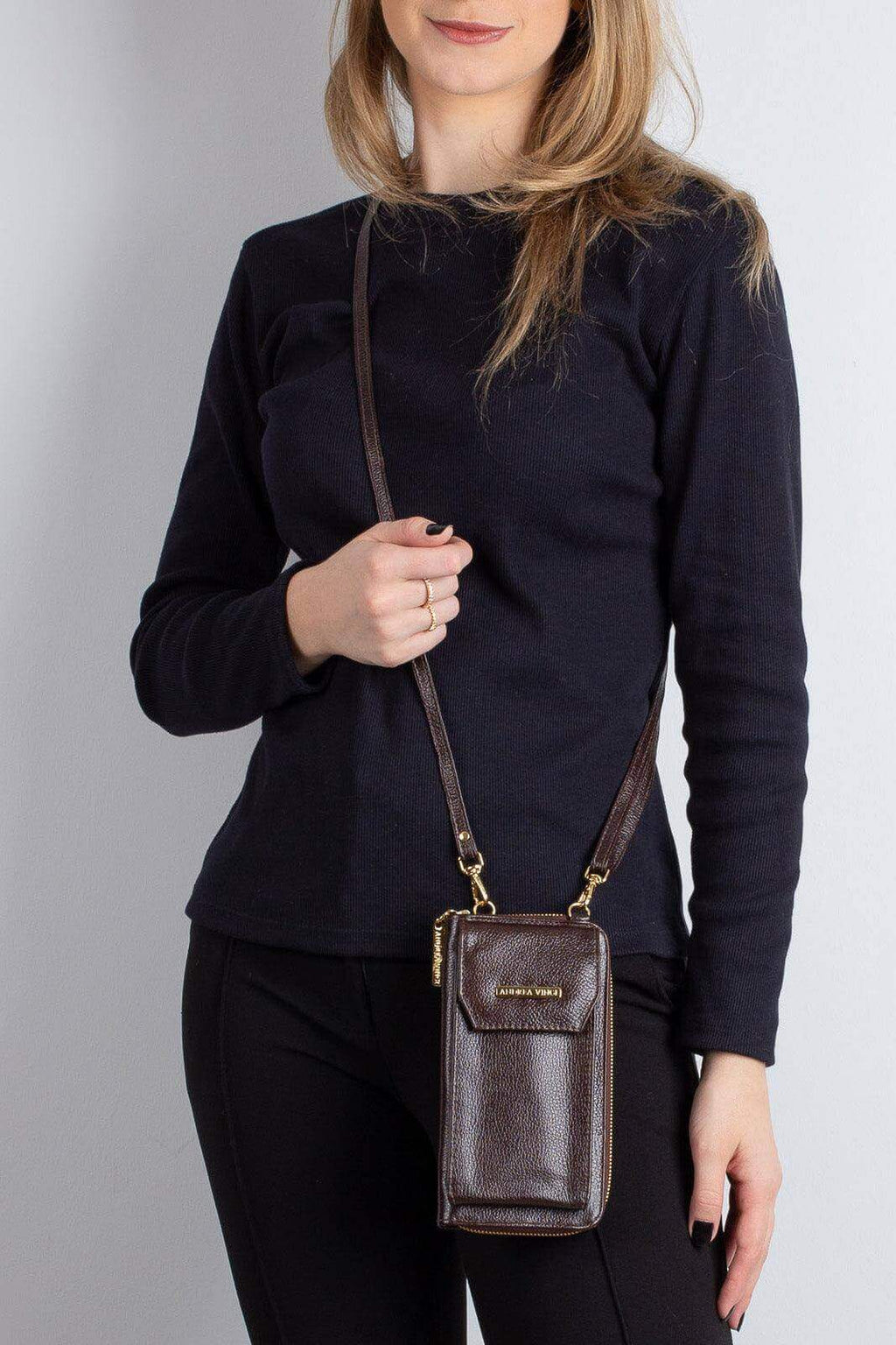 Carteira feminina de couro liso com alça Rafa 19x10,5cm - Enluaze