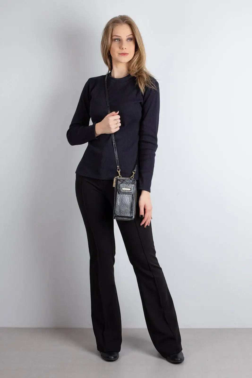 Carteira feminina de couro croco com alça Rafa 19x10,5cm - Enluaze