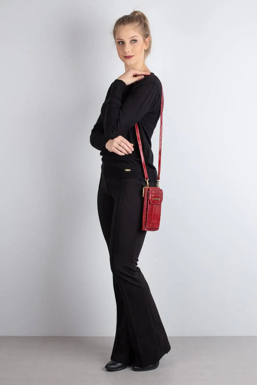 Carteira feminina de couro croco com alça Rafa 19x10,5cm - Enluaze