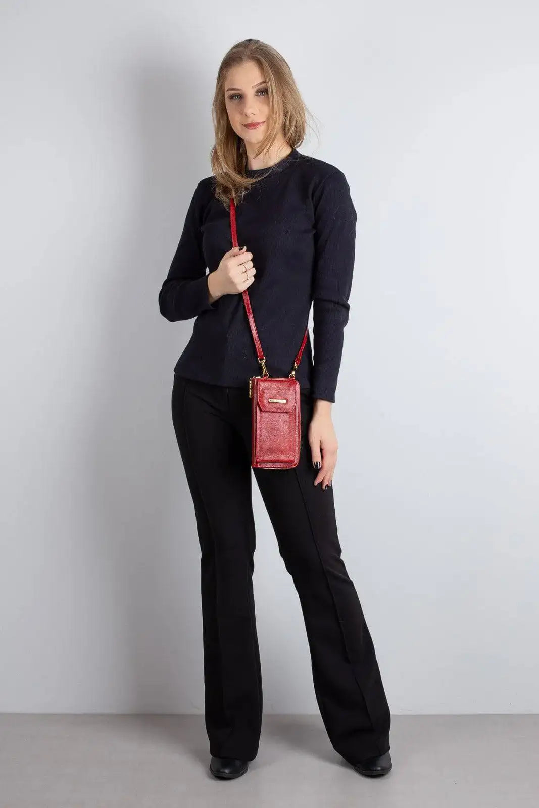 Carteira feminina de couro liso com alça Rafa 19x10,5cm - Enluaze