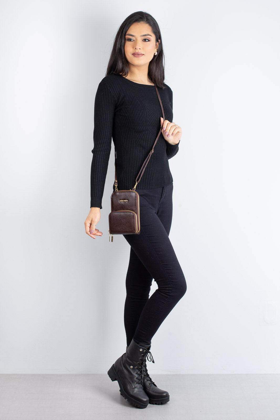 Carteira com alça de couro liso Ingrid 18,5x13,5cm - Enluaze