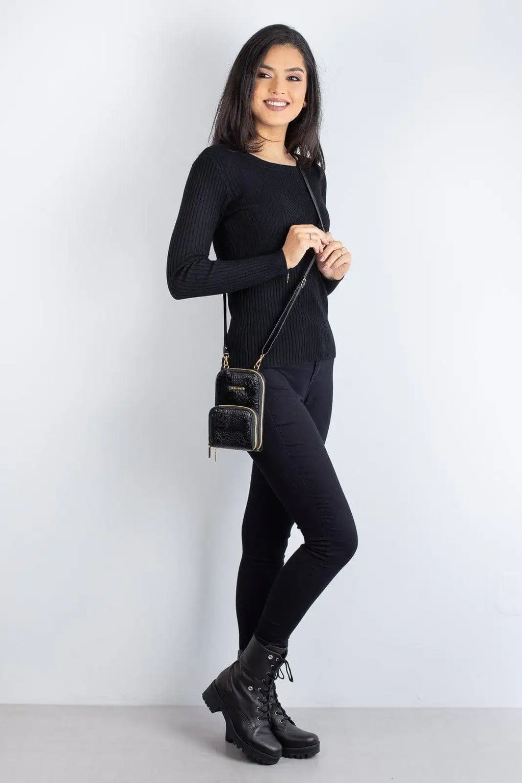 Carteira com alça de couro croco Ingrid 18,5x13,5cm - Enluaze