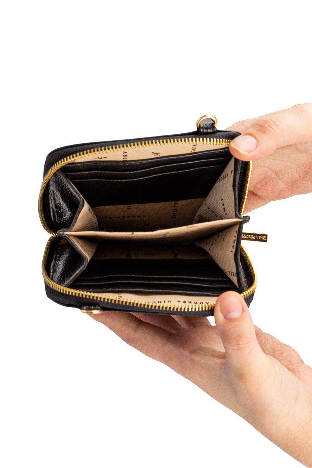 Carteira com alça de couro liso Ingrid 18,5x13,5cm - Enluaze