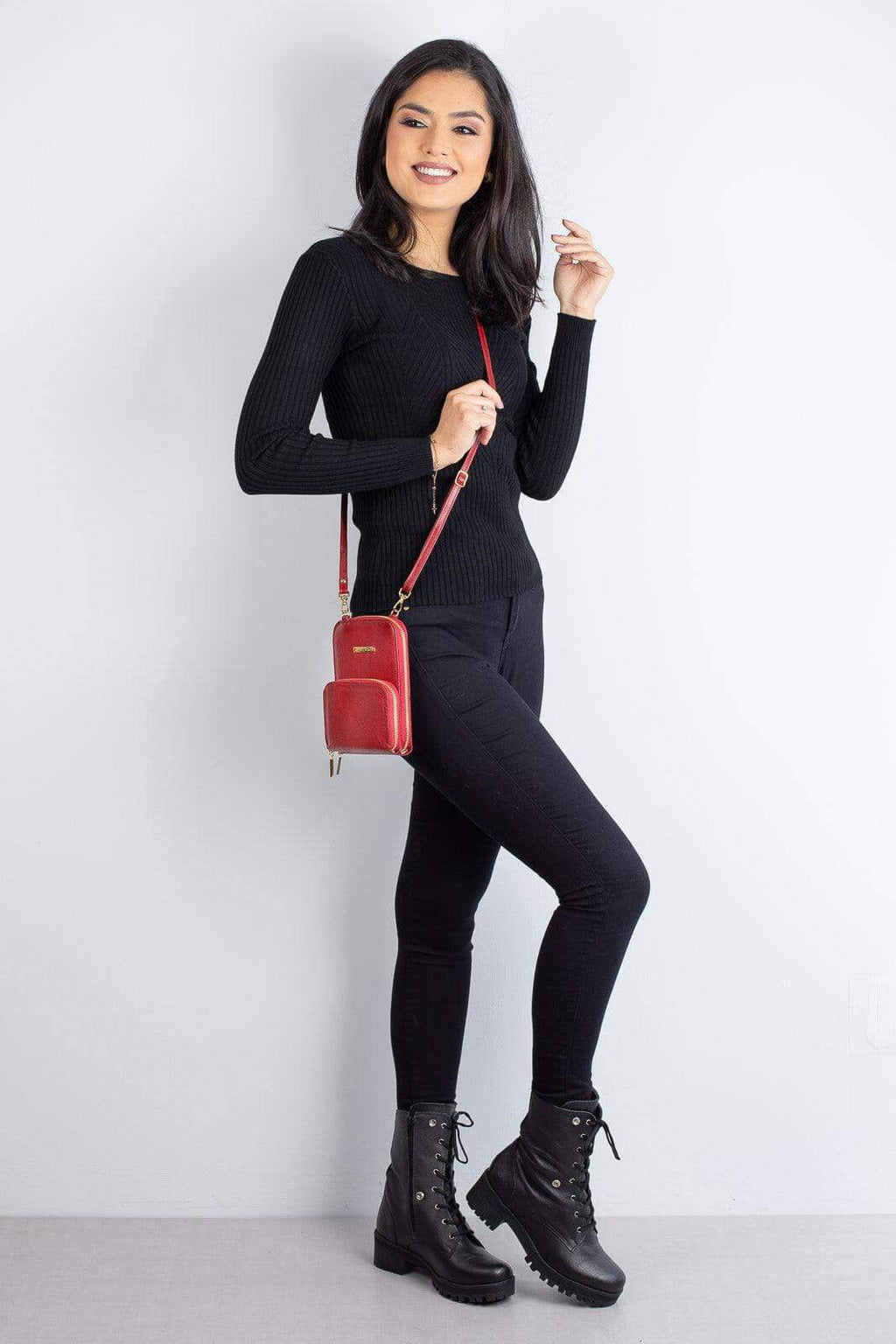 Carteira com alça de couro liso Ingrid 18,5x13,5cm - Enluaze