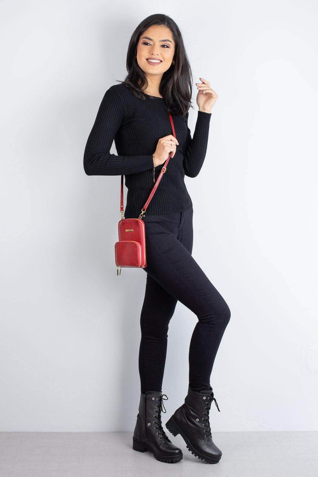 Carteira com alça de couro liso Ingrid 18,5x13,5cm - Enluaze