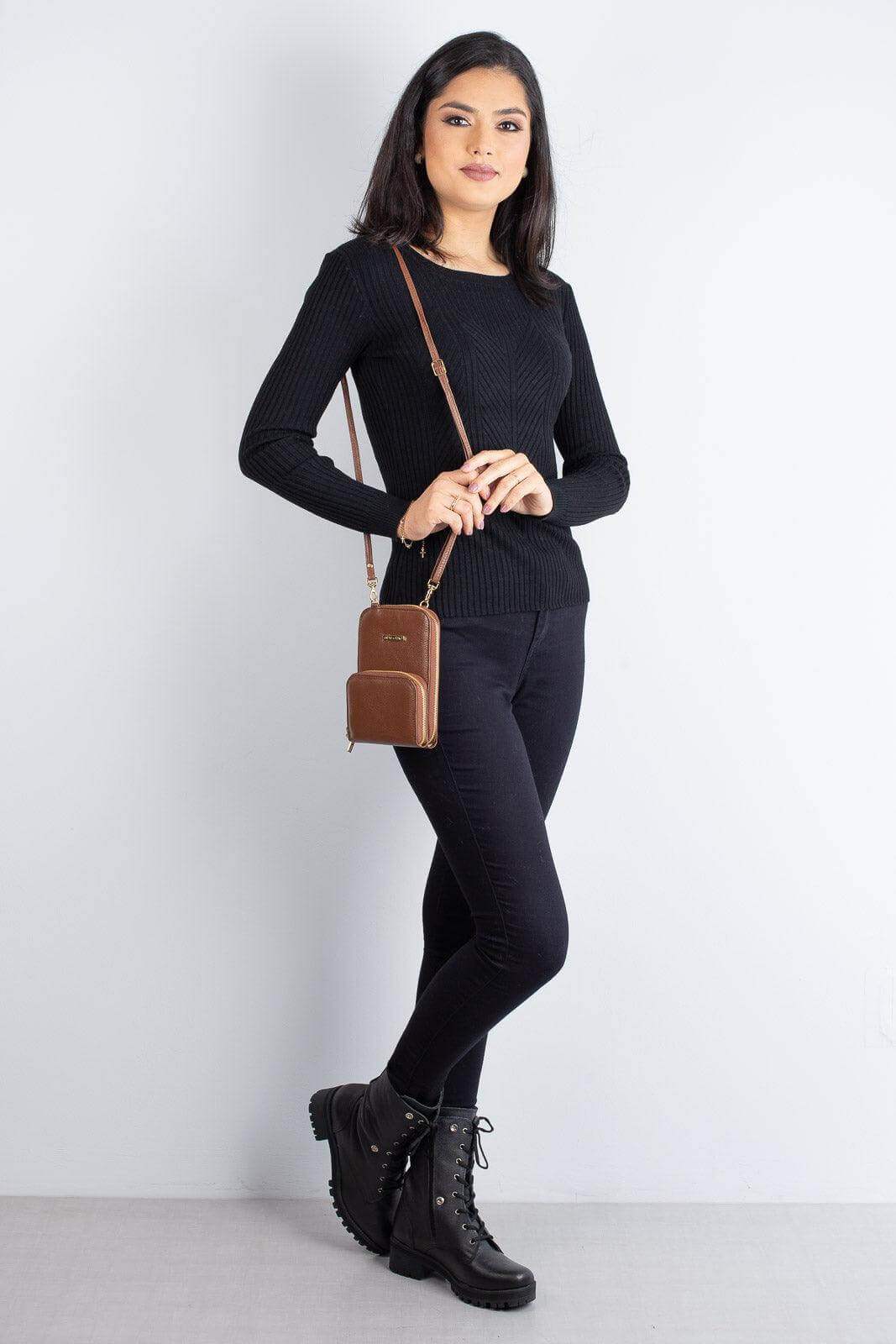 Carteira com alça de couro liso Ingrid 18,5x13,5cm - Enluaze