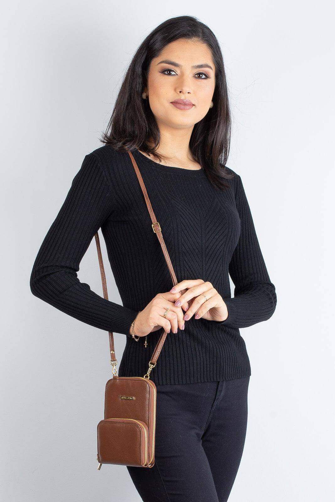 Carteira com alça de couro liso Ingrid 18,5x13,5cm - Enluaze