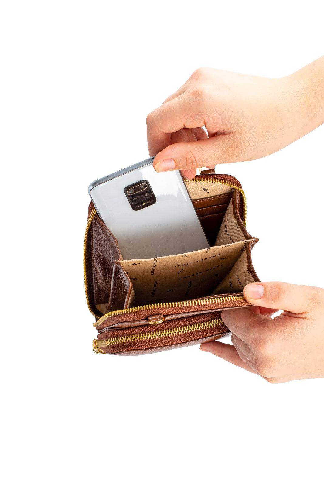 Carteira com alça de couro liso Ingrid 18,5x13,5cm - Enluaze