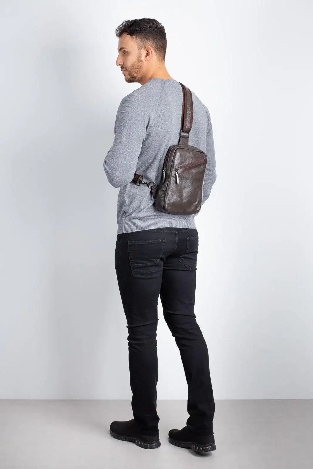 Mini mochila transversal de couro Eric - Enluaze