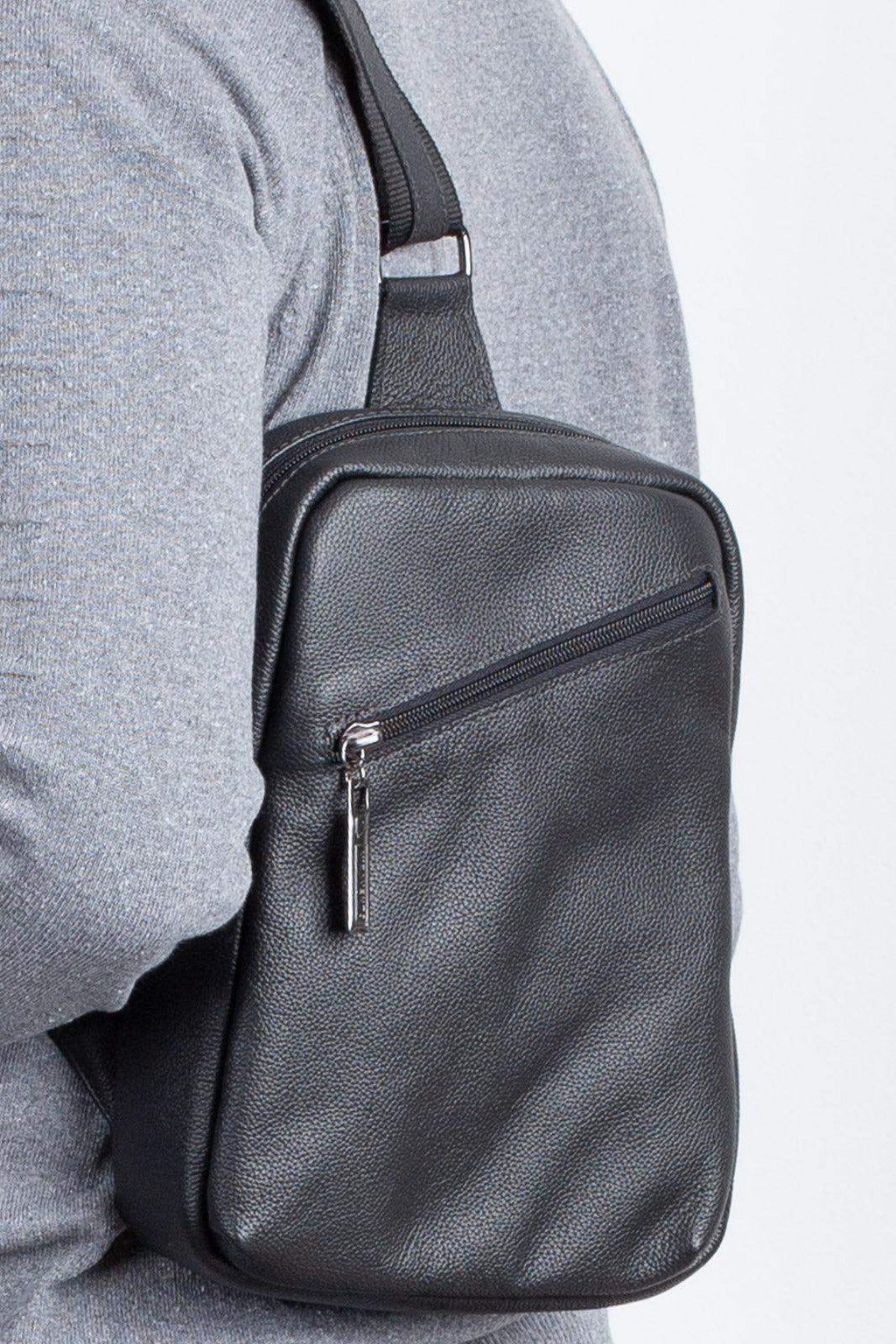 Mini mochila transversal de couro Eric - Enluaze