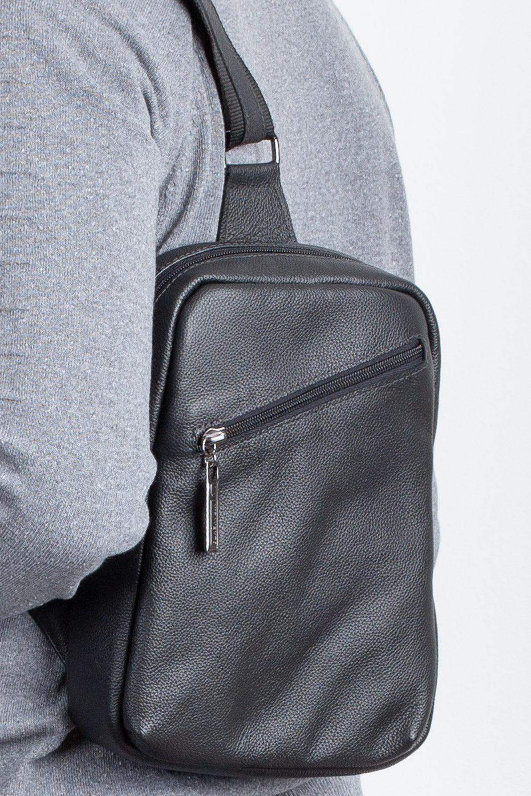 Mini mochila transversal de couro Eric - Enluaze