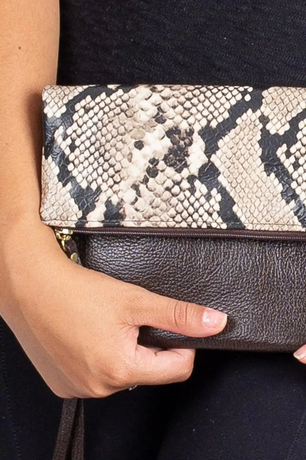 Clutch de couro estampado animal print Nikki - Enluaze