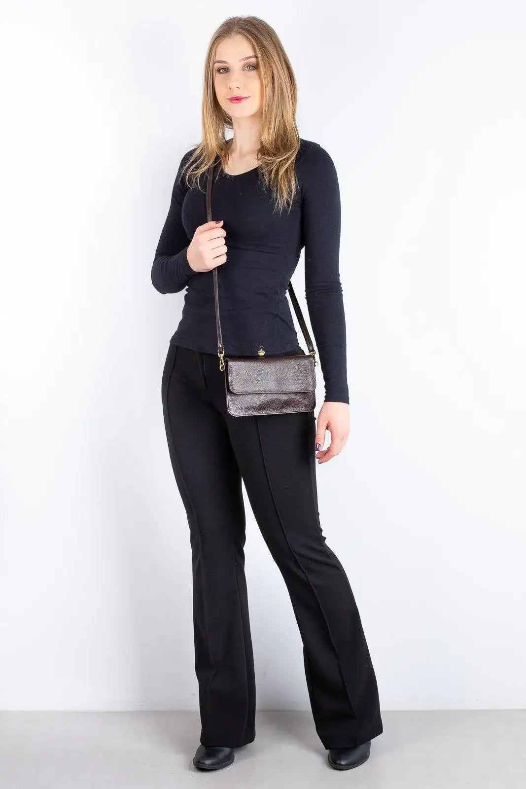 Clutch mini bolsa de couro liso Nicole - Enluaze