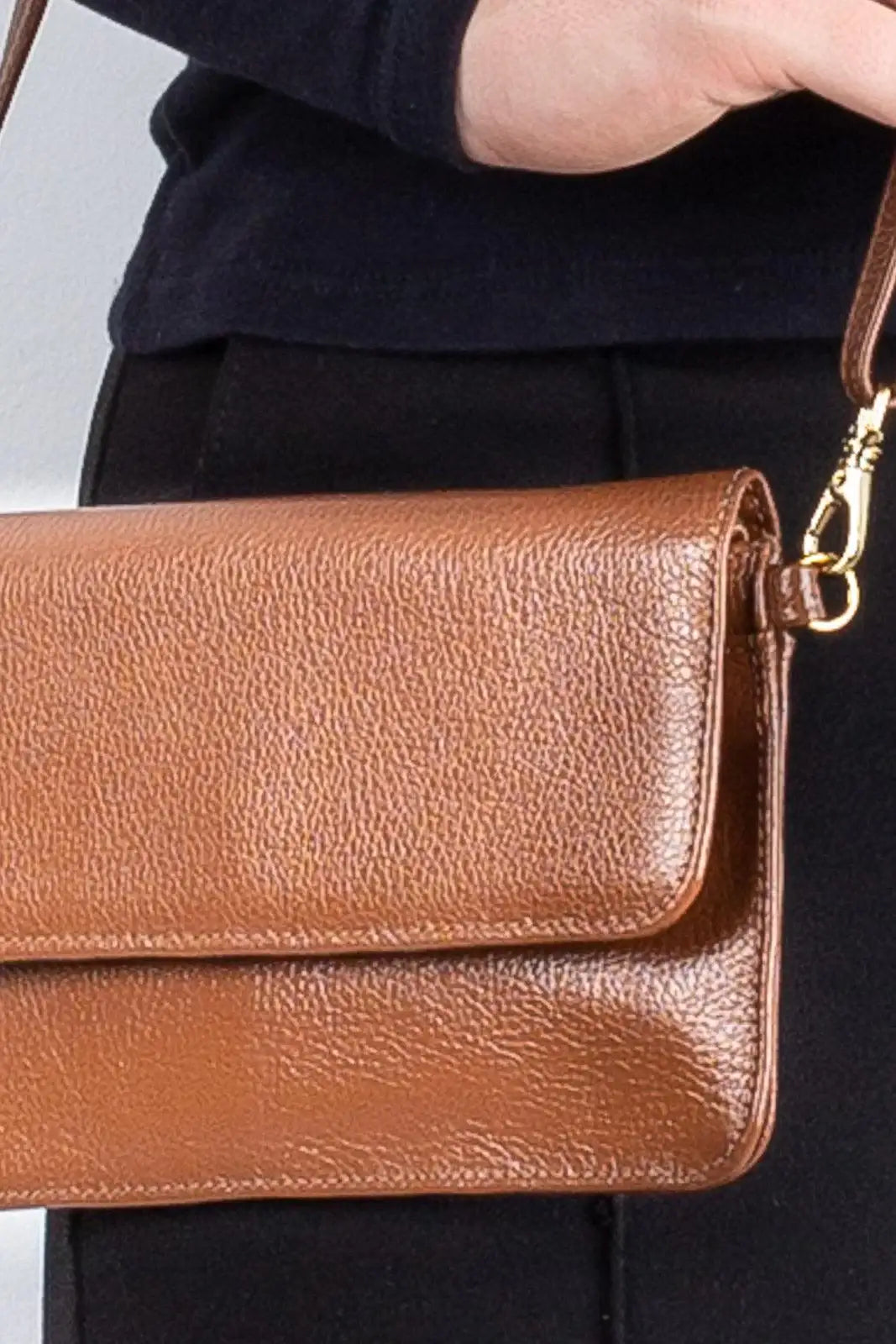 Clutch mini bolsa de couro liso Nicole - Enluaze