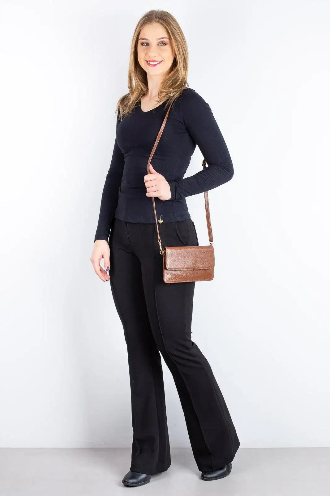 Clutch mini bolsa de couro liso Nicole - Enluaze