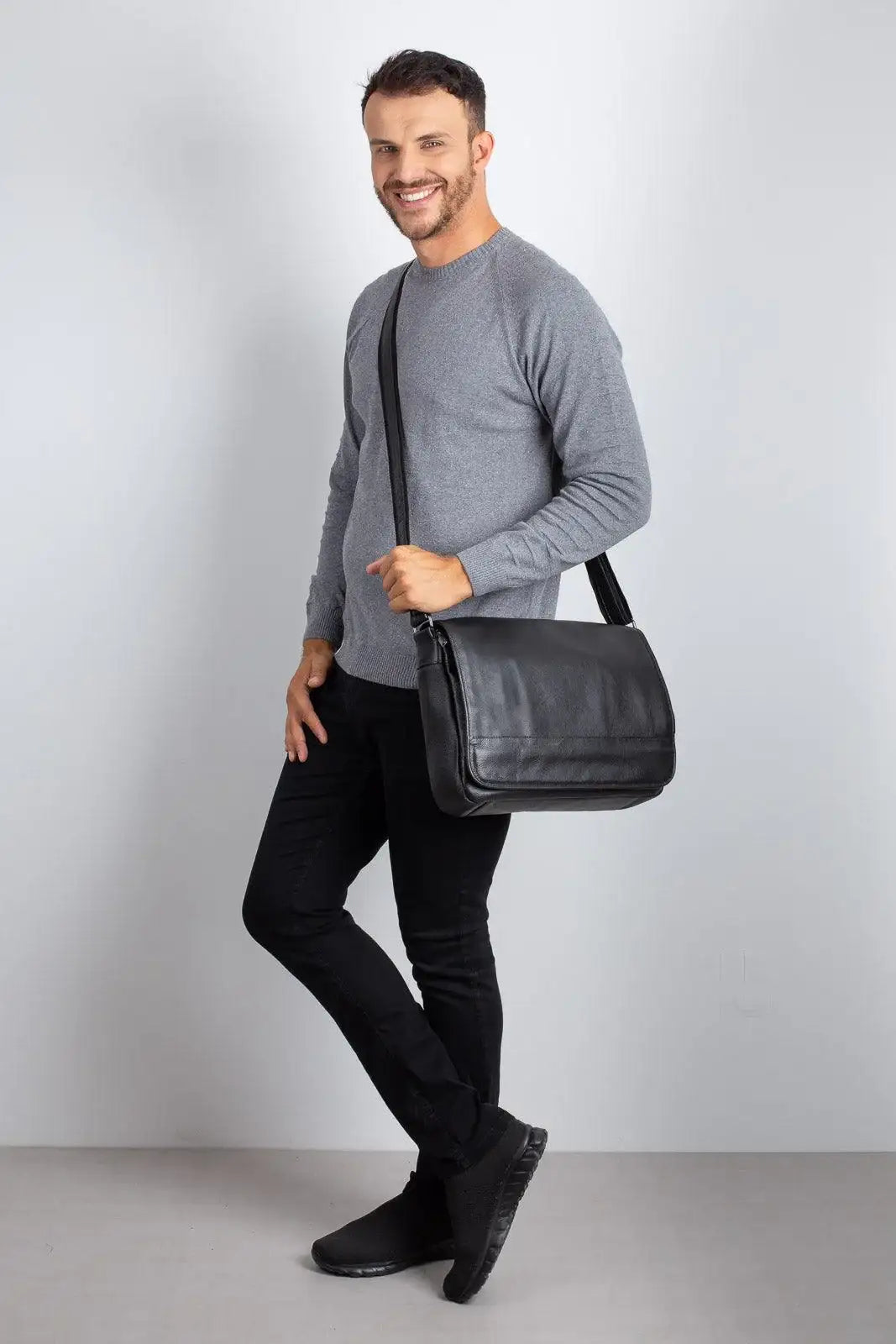 Pasta carteiro de couro Cláudio - Enluaze